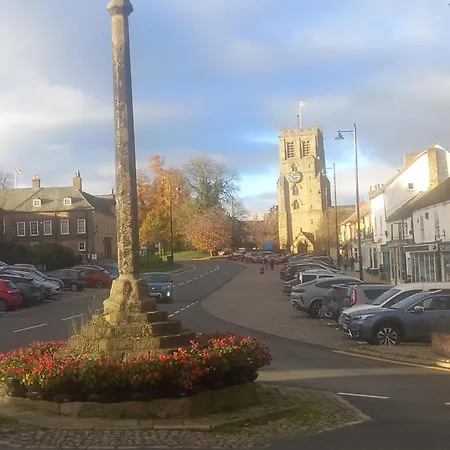 Clubhouse, North End, Dl8 1ab * Bedale